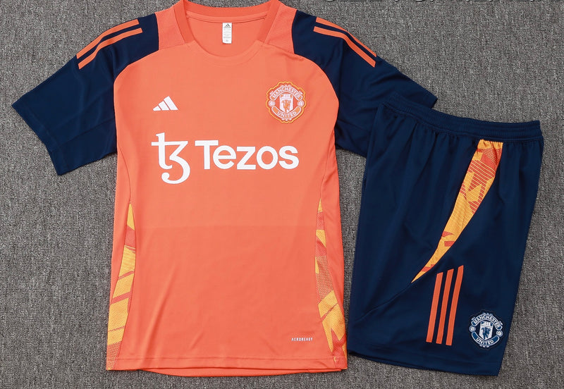 Maglia da allenamento e pantaloncini del Manchester United 24/25