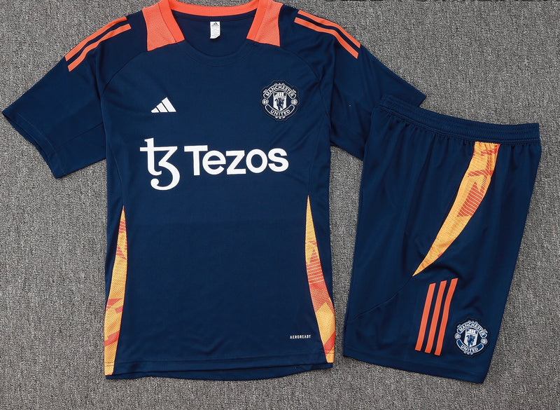 Maglia da allenamento e pantaloncini del Manchester United 24/25